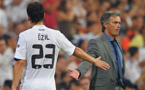 Özil klatscht mit Mourinho ab (Getty)
