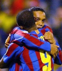 Liga: Ronaldinho and Eto'o, of Barcelona, against Zaragoza (AFP)