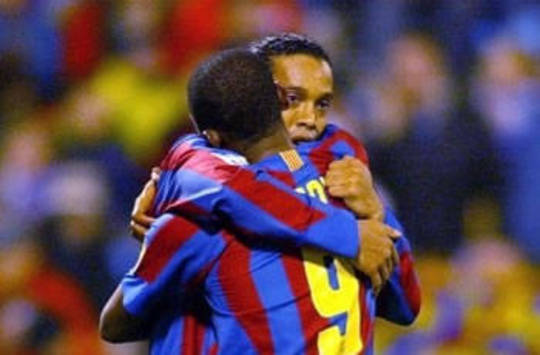 Liga: Ronaldinho and Eto'o, of Barcelona, against Zaragoza (AFP)