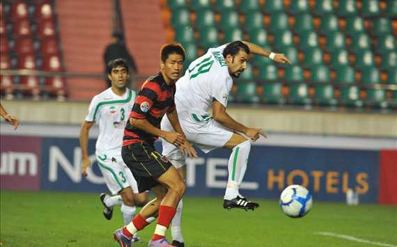 Seol Ki Hueon of Pohang Steelers and M Ghazi of Zobahan