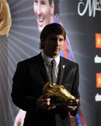 Lionel Messi stands with Golden Boot award (Panoramic)