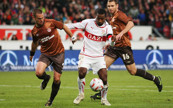Stuttgarts Cacau im Duell gegen Paulis Lechner (getty Images)