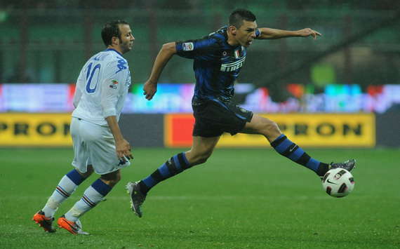 Lucio anticipa Pazzini durante Inter-Sampdoria (Getty Images)