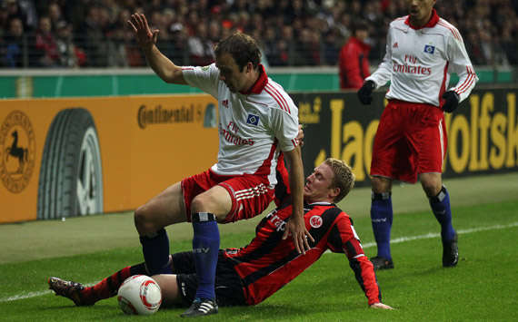 Mathijsen und Ochs im Pokal-Zweikampf (Getty Images)