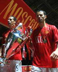 Rio Ferdinand and Ryan Giggs of Manchester United (Getty Images) 