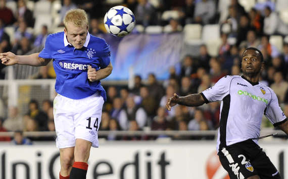 Everton sign Steven Naismith