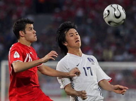 Barnetta (Switzerland) and Lee Ho (Korea) (AFP)