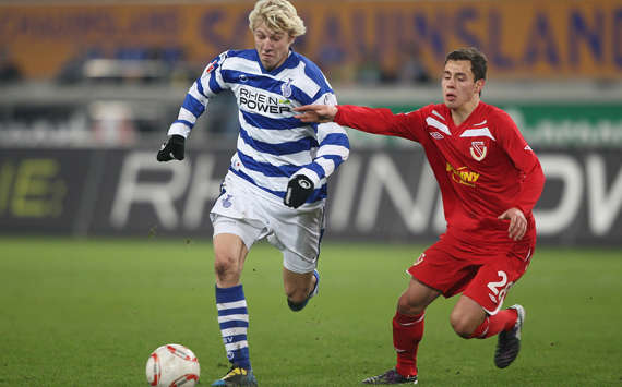 Duisburgs Julian Koch im Duell mit Energies Clemens Fandrich 