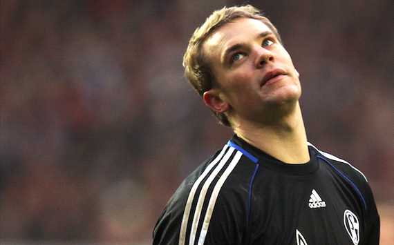 Manuel Neuer kann es nicht fassen: Fünf Stück gabs auf dem Betzenberg (Getty)