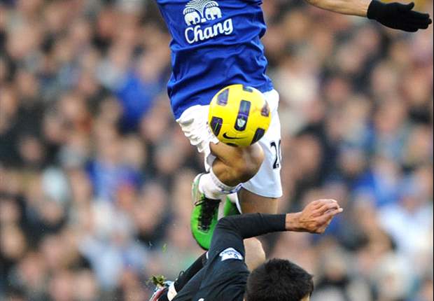 Steven Pienaar eager to keep Leighton Baines at Everton