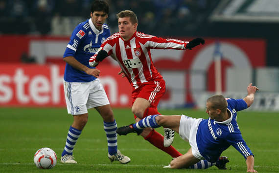 Peer Kluge grätscht Toni Kroos ab, Raul schaut zu (Getty Images)