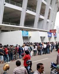 Antrian fans saat hari pertama penjualan tiket semi-final Piala AFF 2010 (GOAL.com/Donny Afroni)