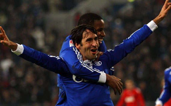 Jubel auf Schalke: Raul und Farfan (Getty Images)