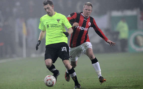 Aachens Junglas blockt den Ball gegen Eintrachts Ochs (Getty Images)