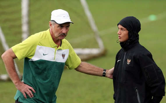 Alfred Riedl & Irfan Bachdim - Indonesia (WSG/affsuzukicup.com)