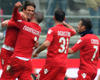 I giocatori del Cagliari abbracciano Acquafresca dopo il goal al Parma (Getty Images)