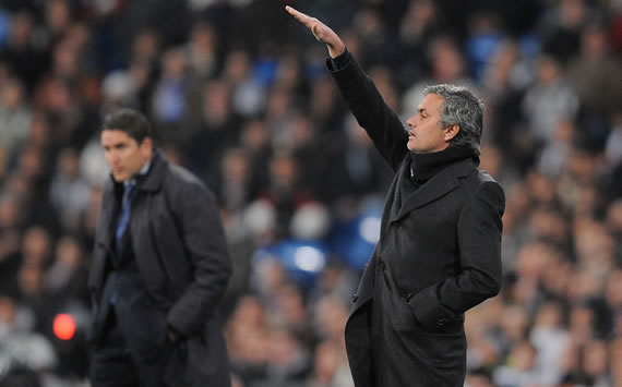Juan Carlos Garrido y José Mourinho, durante el Real Madrid-Villarreal disputado en el Bernabéu (Getty Images)