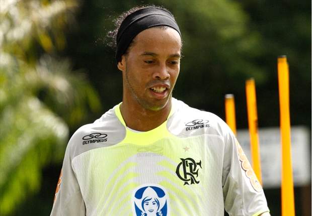 Conjuntivite tira Ronaldinho do treino