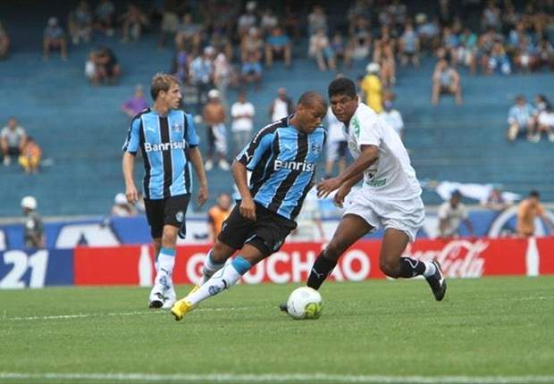 Na Grécia, Gabriel negocia para ficar no Grêmio