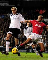 EPL ; Peter Crouch - Rio Ferdinand, Tottenham Hotspur v Manchester United(Getty Images)