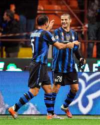Chivu e Stankovic festeggiano il gol al Cesena (Getty Images)