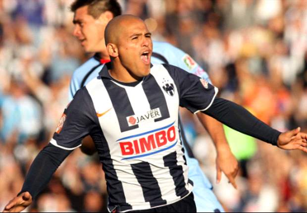 Humberto Suazo renovó con el Monterrey