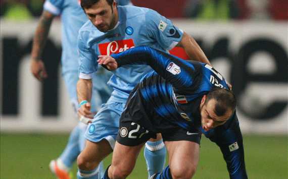 Dossena contrasta Pandev in Napoli-Inter (Getty Images)