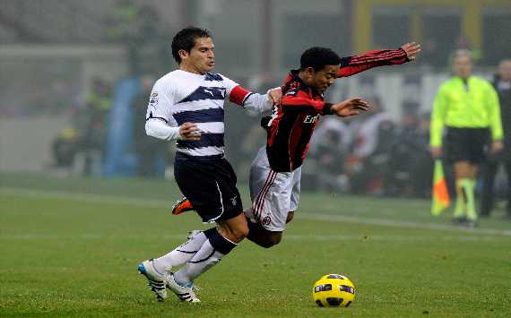 Emanuelson contro Ledesma in Milan-Lazio (Getty Images)