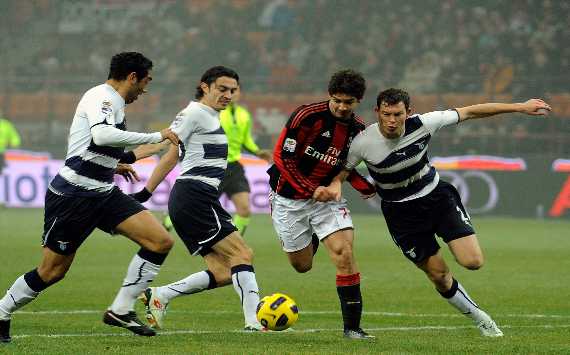 Pato imbavagliato dalla difesa della Lazio (Getty Images)