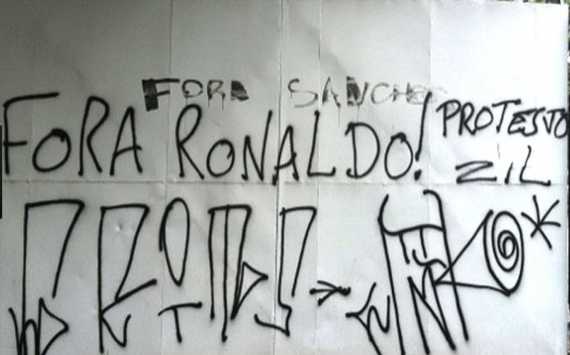 Graffiti of Corinthians fans protesting against Ronaldo (Photo: Globoesporte)