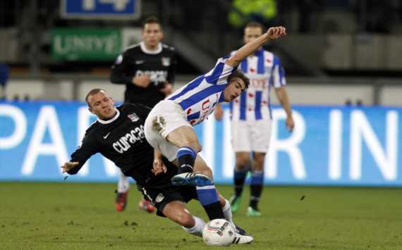 Stevig duel tussen John Goossens en Filip Djuricic, sc Heerenveen - NEC (PROSHOTS)