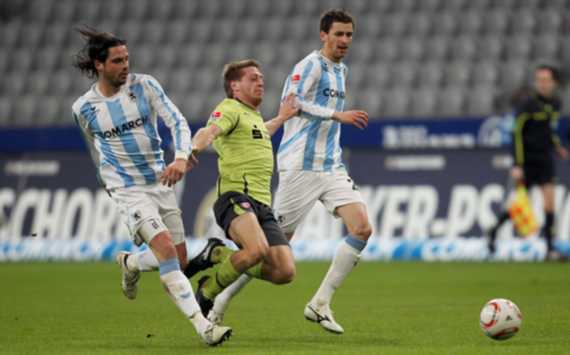 Düsseldorfs Lambertz, hier im Duell mit den Löwen Buck und Lovin, musste vor der Pause verletzt runter (Getty Images)