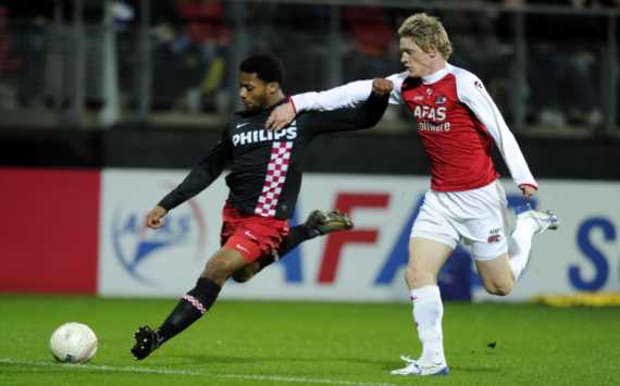 Rasmus Elm kan het schot van Jeremain Lens niet blokken, AZ - PSV (PROSHOTS)