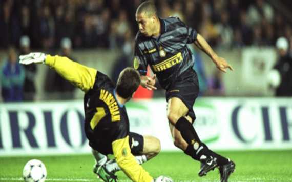 Ronaldo marca con el Inter de Milán en la final de la Copa UEFA