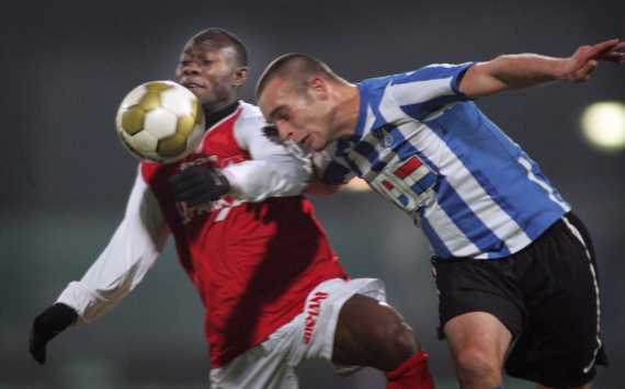 MVV speler Tosin Dosunmu in duel met Eindhoven speler Ruud van der Rijt (PROSHOTS)