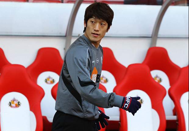 Bolton's South Korean midfielder Lee Chung-Yong resumes full training after long-term leg injury