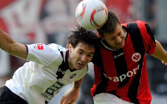 Srdjan Lakic und Marco Russ im Kopfballduell