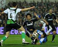 Toño y Osmar ante Marcelo, durante el Racing-Real Madrid, por la Liga BBVA