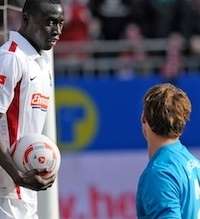 Bundesliga: 1. FC Kaiserslautern - SC Freiburg, Papiss Demba Cisse - Kevin Trapp