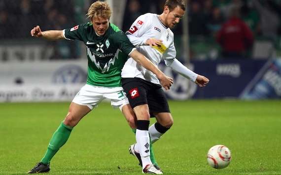 Werders Nachwuchshoffnung  Florian Trinks im Duell mit Gladbachs Michael Fink.