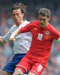 Wales' Aaron Ramsey & England's Scott Parker battle for possession (Getty Images)