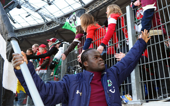 Der Ivorer Ya Konan schüttelt den 96-Fans die Hand