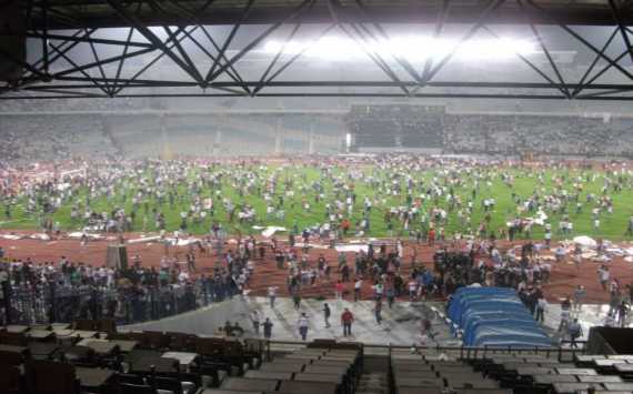 Zamalek - Club Africain clash marred by pitch invasion and fan violence