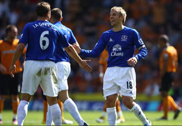 Everton's Phil Neville praises Steven Pienaar and Denis Stracqualursi after both net against Chelsea