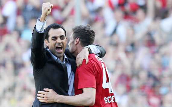 Robin Dutt kann sein Trainerglück kaum fassen (Getty Images)