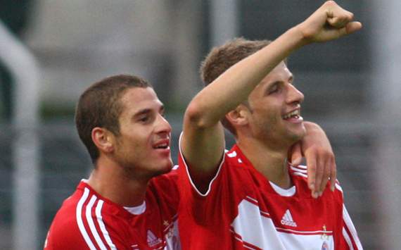 Deniz Yilmaz und Thomas Müller jubeln bei einem Spiel der Bayern Amateure in Jena 2008 (Getty Images)