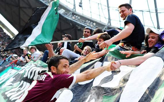 Lala feiert mit den 96-Fans