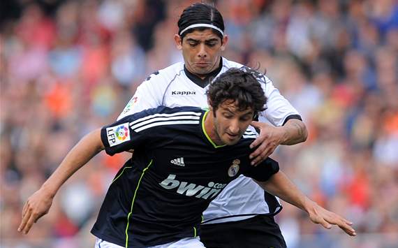 Granero y Banega luchan por el balón durante el Valencia-Real Madrid