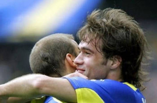 Argentina: Insua hugs Palacio (Boca Juniors) (AFP)