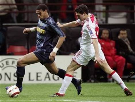 Inter-Ajax Adriano battles with Vermaelen (AFP)